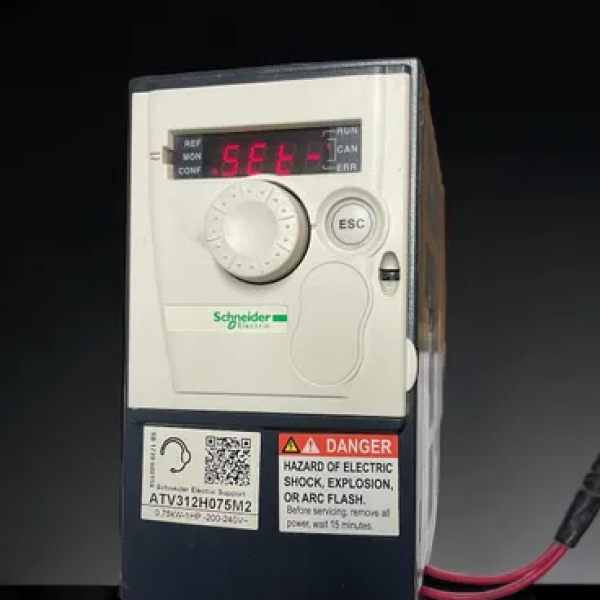 131 - INVERSOR DE FREQUENCIA MARCA SCHENEIDER MODELO ATV312 ENTRADA 220 V MONOFASICO