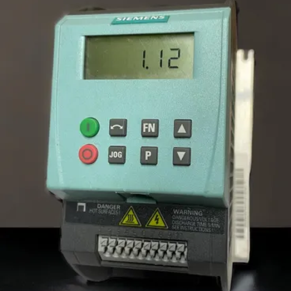 INVERSOR DE FREQUENCIA MARCA SIEMENS MODELO SINAMICS G110 ENTRADA 220 V MONOFASICO