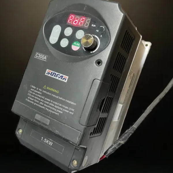 INVERSOR DE FREQUENCIA MARCA SUNFAIR MODELO C300A ENTRADA 220 VOLTS MONOFASICO SAIDA 220 VOLTS TRIFASICO 2